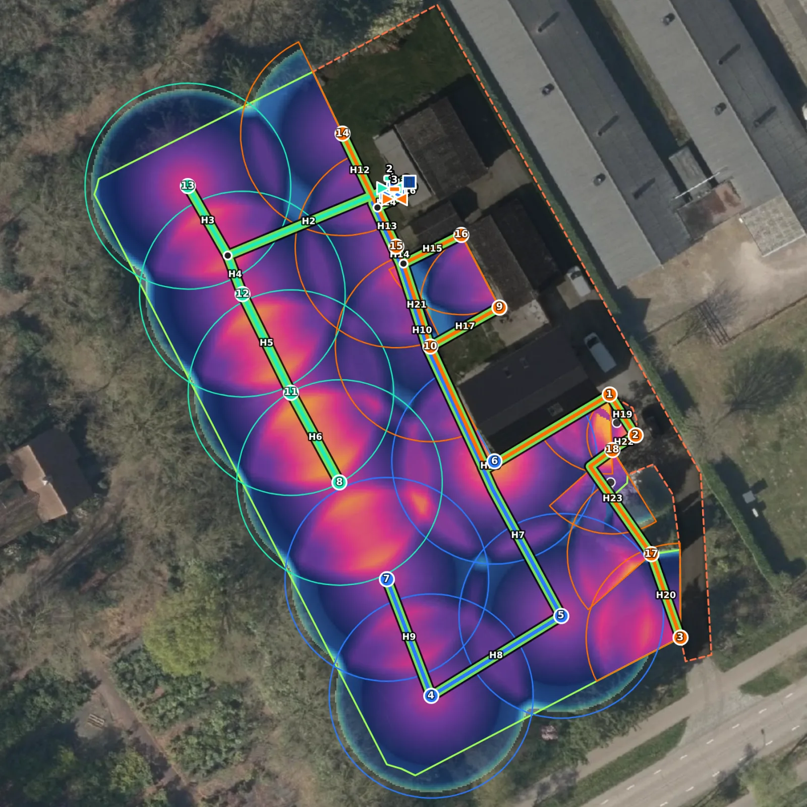 Een echte tuin van 3.360 m² in Rainplot: 18 pop-up sproeiers in 3 groepen met hun slangen, en de neerslagkaart op de luchtfoto